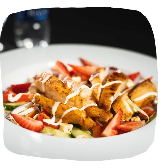 Kjúklingasalat. kjúklingabringa kál, papríka, rauðlaukur, tómatar, gúrka og feta ostur